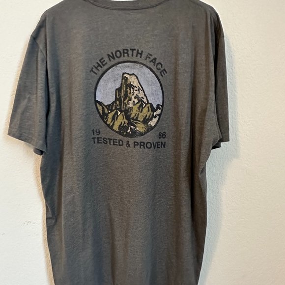 Set of 2 - The North Face Men XL Mountain Logo Short sleeve T-Shirts - Picture 11 of 12